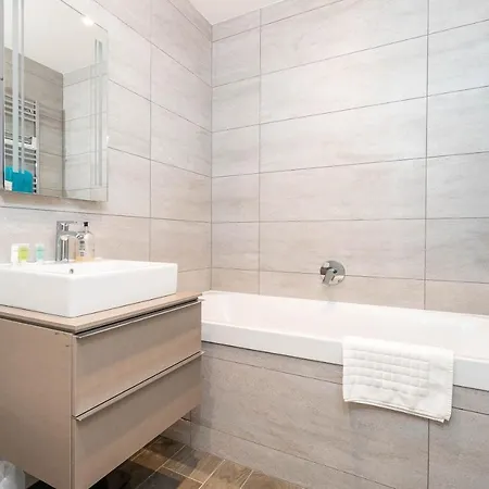 Apartamento Ultimate Luxury Penthouse - Rooftop Terrace - Air Conditioning - Secure Parking - Long Term Only *
