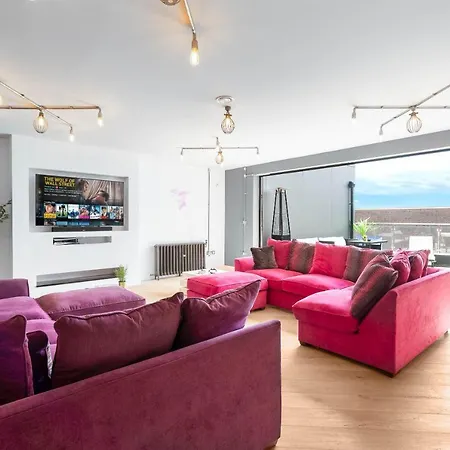 Ultimate Luxury Penthouse - Rooftop Terrace - Air Conditioning - Secure Parking - Long Term Only *