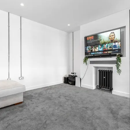 Ultimate Luxury Penthouse - Rooftop Terrace - Air Conditioning - Secure Parking - Long Term Only